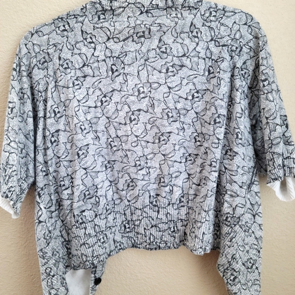 White and black cute sweater - Picture 3 of 4